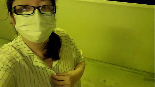 Nonton マンション通路で大胆にオナニーする人妻 thumbnail