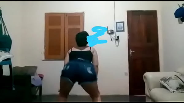 Prima gostosa rebolando para a camera