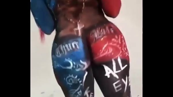 Chica Fan De 2pac Saltando thumbnail