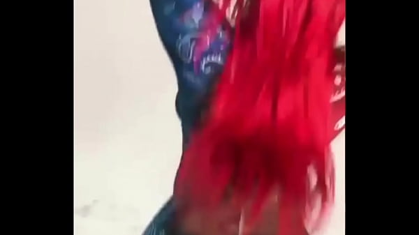 Chica fan de 2pac saltando 