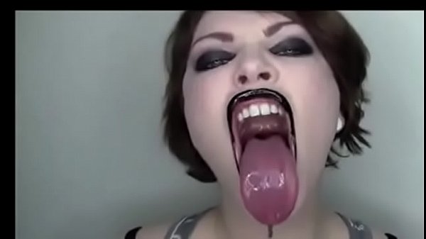 Play MP4 - Beauty Girls Tongue - 5