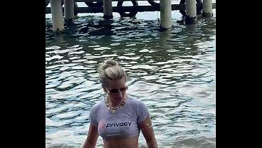 LOIRA PERFEITA NA LAGOA TOMANDO UM BANHO DE CAMISETA 