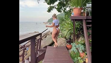 Nonton Loira Perfeita Na Lagoa Tomando Um Banho De Camiseta thumbnail