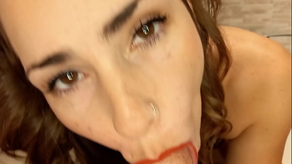 Hermosa latina dando la mejor mamada del mundo