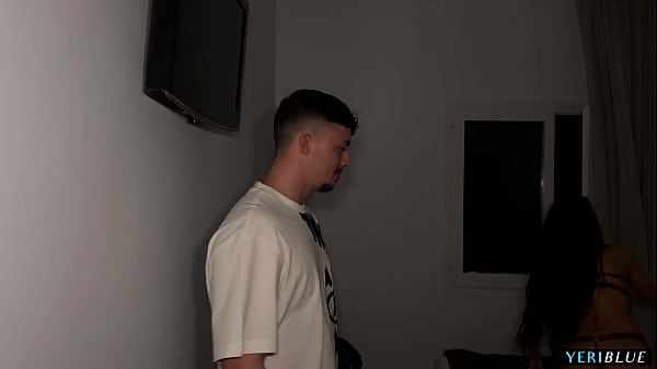Nonton Dos Amigos Van A La Habitacion De La Vecina Del Hotel A Follarla Duro - Andrea Retali thumbnail