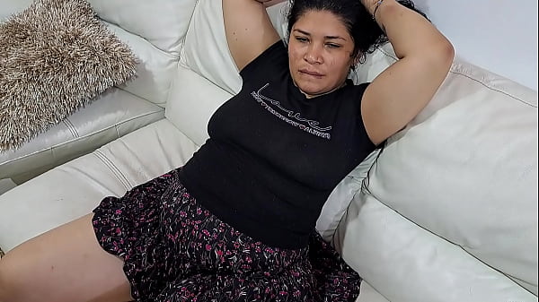 Play MP4 - Tengo ganas de coger y busco a la perra de mi madrastra para que me chupe la polla