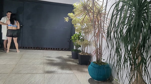 Nonton Sexo Arriscado Meu Vizinho Na Garagem De Casa Enquanto Corno Esta No Banho thumbnail