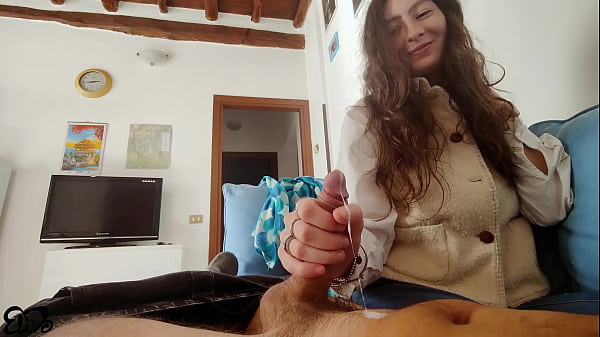 Ragazzo implora un pompino ma riceve solo una sega italiano amatoriale 