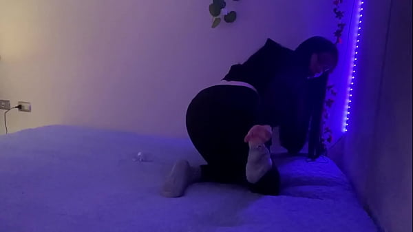 Play MP4 - Mujer tatuada culo grande dedeandose en su cama - vagina humeda