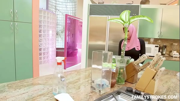 Play MP4 - Ella Knox In Dirty Stepfamily Sex In Dubai