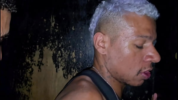 Play MP4 - Favelados descem a favela em busca de sexo por dinheiro no centro da cidade&period;