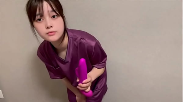 Nonton 看護師専門学校の制服を着ながら電マおなにーしたらビチャビチャ聖水が出てきてイキまくりました... thumbnail