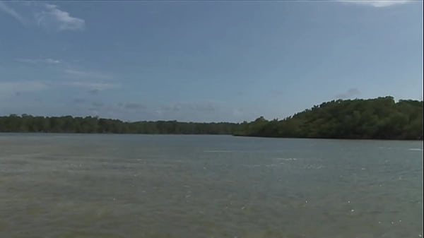 Nonton Brazilian Barbie Banks Gets Dp'd In The Water thumbnail