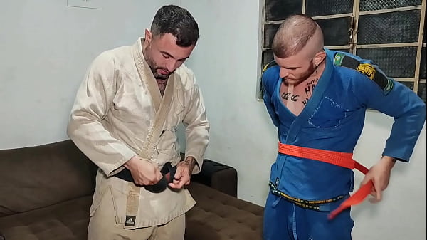 Play MP4 - padrasto ensina seu enteado a lutar&comma; e fica com tesao