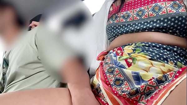 Safada exibe buceta dentro do uber em publico linda pepeka lisinha e rosada