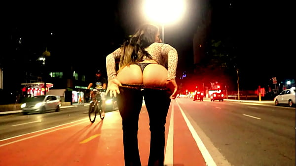 Morena Tetuda Faz Exibicionismo Em Plena Av. Paulista thumbnail