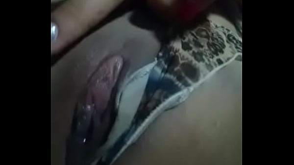 se mete las u&ntilde;as en su panochita humeda 