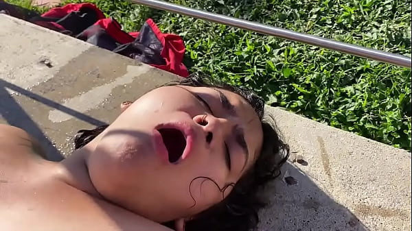 La masturbo bien duro que se viene a chorro 