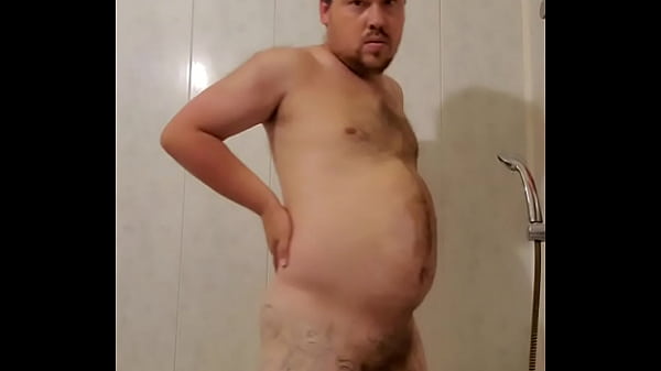 Горячее умывание в душе русского гея с большой татуированной задницей! 