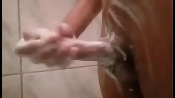 Batendo uma punheta no banheiro