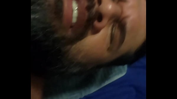 Dando de frango assado para o gar&ccedil;on pirocudo comedor 