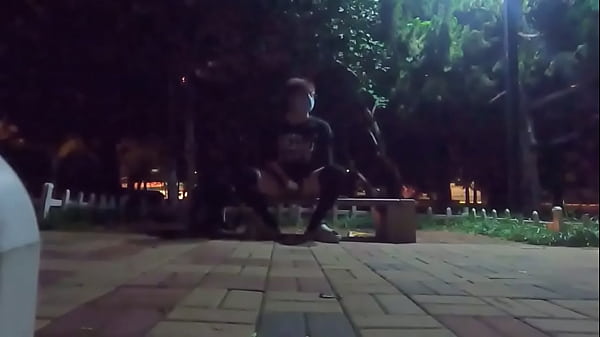 Novinho Mamou Em Pra&ccedil;a P&uacute;blica E Gozou Se Exibindo Risco De Flagra thumbnail