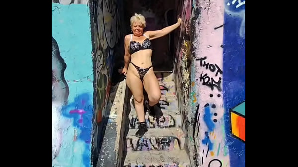 Nonton Coucou Mon Ch&eacute;ri Tu Me Rejoint thumbnail