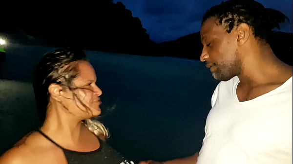 Safada Na Areia A Procura De Pau Grande Volume Na Sunga thumbnail