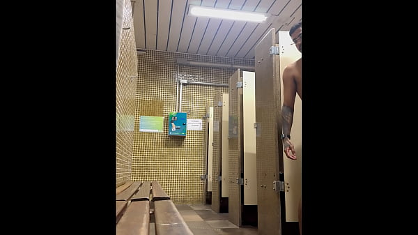 DOTADO TOMANDO BANHO NA ACADEMIA SPY 