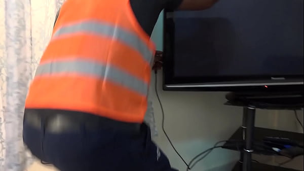 Mon r&eacute;parateur t&eacute;l&eacute; m'a rendu folle de d&eacute;sir avec sa bite noire il m'a d&eacute;foncer la chatte veuillez vous abonner 