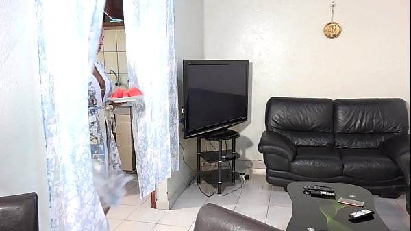 Mon r&eacute;parateur t&eacute;l&eacute; m'a rendu folle de d&eacute;sir avec sa bite noire il m'a d&eacute;foncer la chatte veuillez vous abonner 