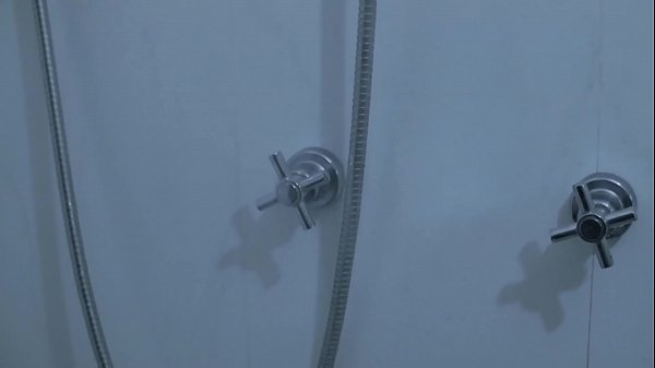 EMME WHITE ENTRA NO CHUVEIRO COM MARY_LUTHAY E A DEIXA MOLHADA POR_INTEIRO