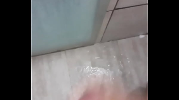 Jovem Dotado sexy batendo uma no Banheiro