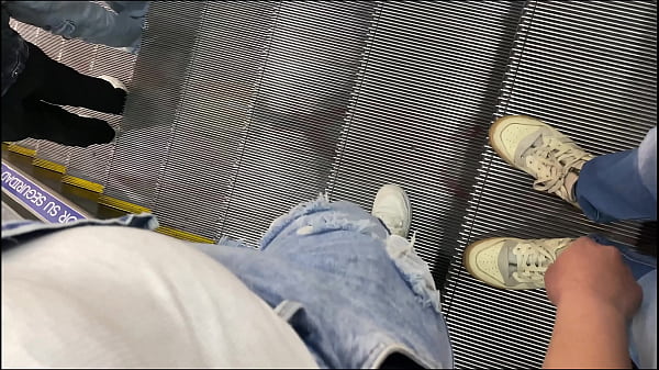 Venezolana Me Toca En Las Escaleras_Del Centro Comercial