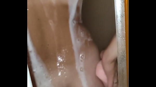 Caught my step sis and can't stop thinking about sex with this cute girl. Wanna fuck that wet pussy 