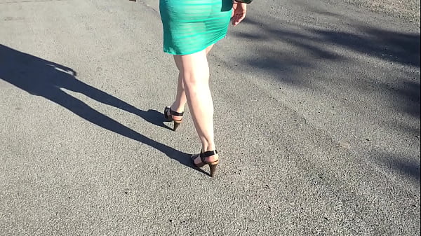 Ma femme s'exhibe en minirobe et talon