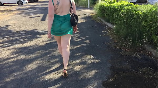 Ma femme s'exhibe en minirobe et talon 