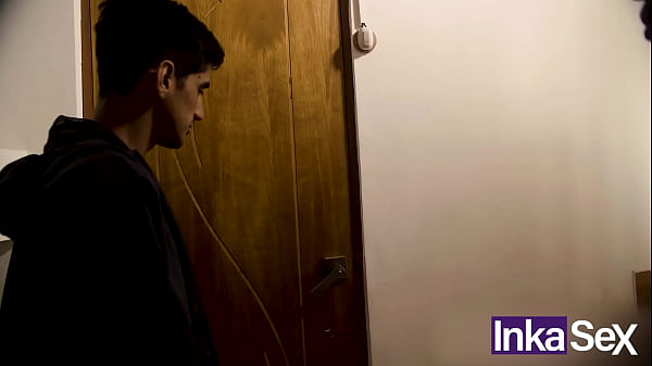 Play MP4 - Madrastra exhibicionista se desnuda frente al amigo de su hijastro&comma; y tiene sexo delante de &eacute;l