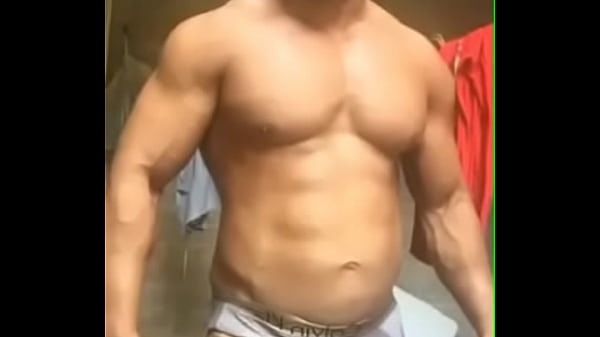 Homem sarado se exibindo na cam 