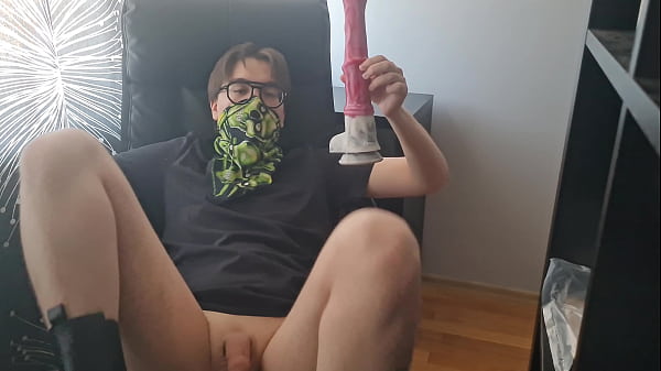 Play MP4 - Huge dildo anal