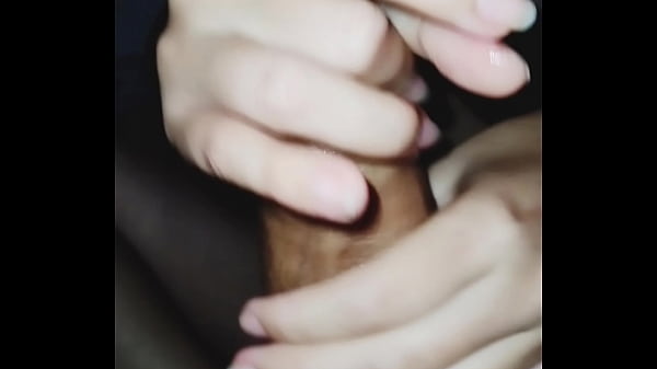 Play MP4 - La zorrita de mi hijastra se mete a mi habitaci&oacute;n a mitad de la noche y me despierta con una rica paja llena de lubricante