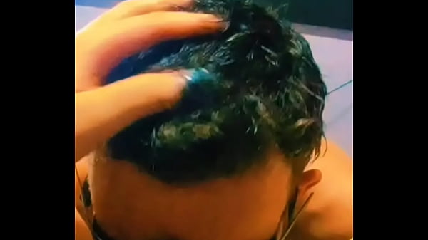 Marido leva novinha para o amigo 