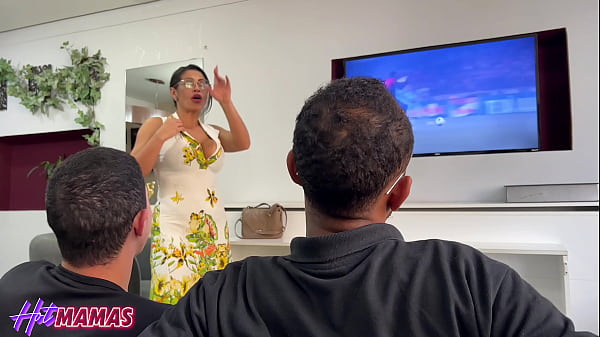 Milf inconformada obriga dois caras a desligarem a tv para foderem o c&uacute; dela 