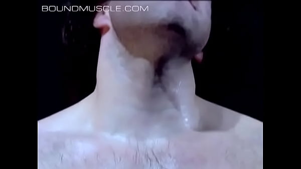 Play MP4 - Two hunky wrestlers suck each other off in the ring