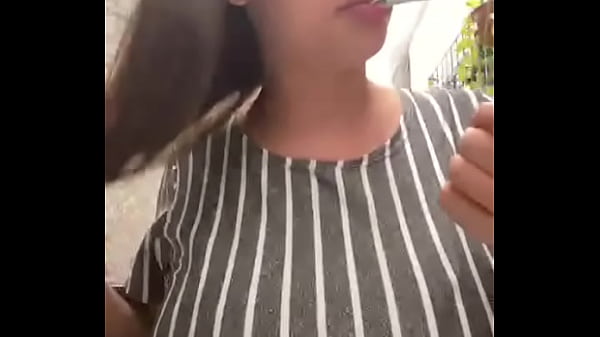 Nonton Me Exibindo Um Pouco Em Quanto Fumo Um Cigarro E Espirro Um Pouco De Leite thumbnail