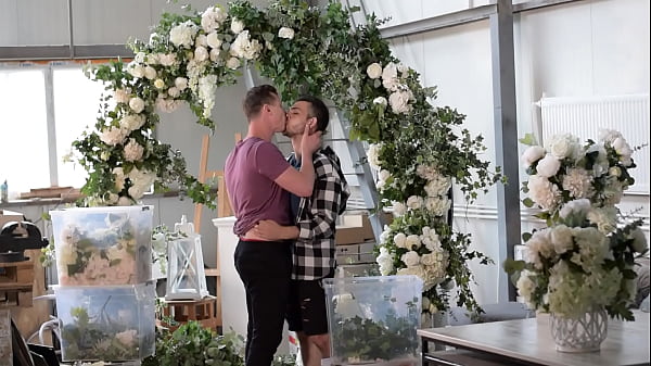 Hot Gays Kissing,sucking And Bareback thumbnail