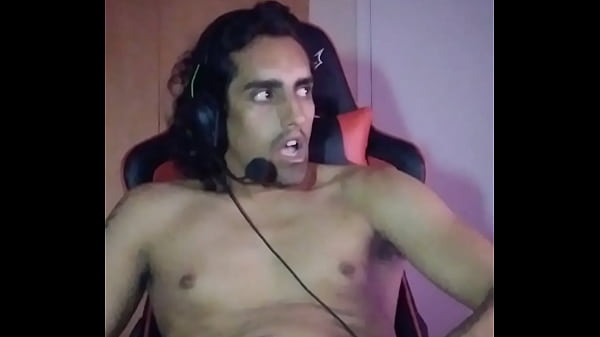 Batendo uma punheta assistindo putaria no pc part 1 