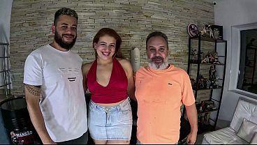 A novinha aceita o desafio e tenta enfiar brinquedo monstro no c&uacute;