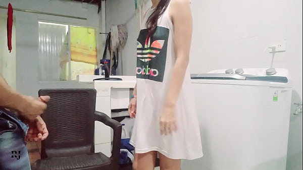 Play MP4 - empiezo a masturbarme mientras mi hermanastra lava la ropa