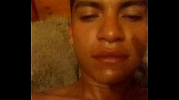 Moreno con rica verga muy caliente quiere que de la mam&eacute; 